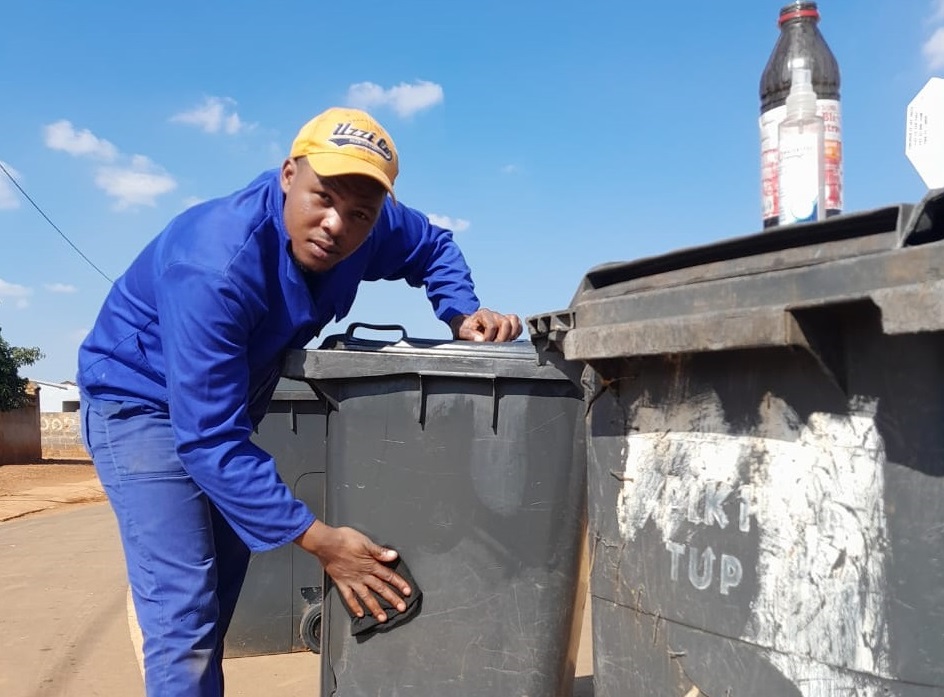 Drieziek 1’s hustler washes dustbins to earn a living