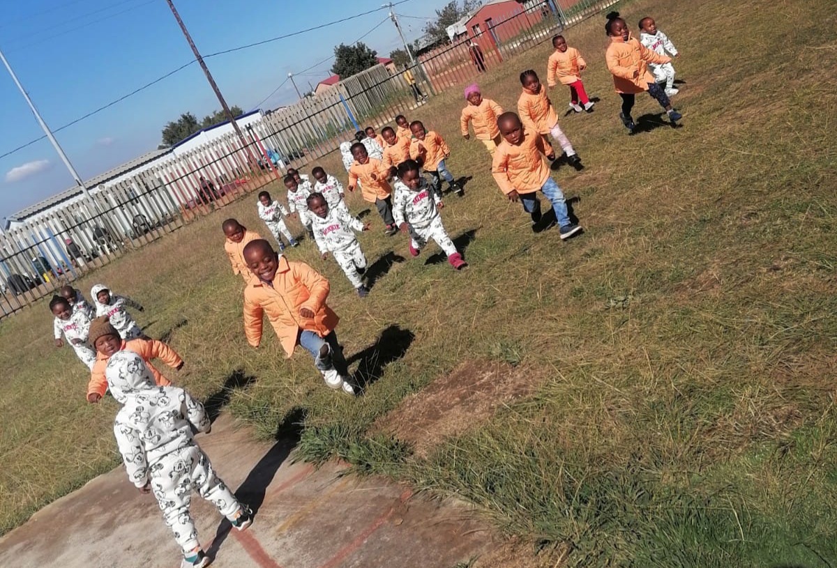 Eyethu Mall’s Ackermans donates winter clothes to Lusemanzi ECD