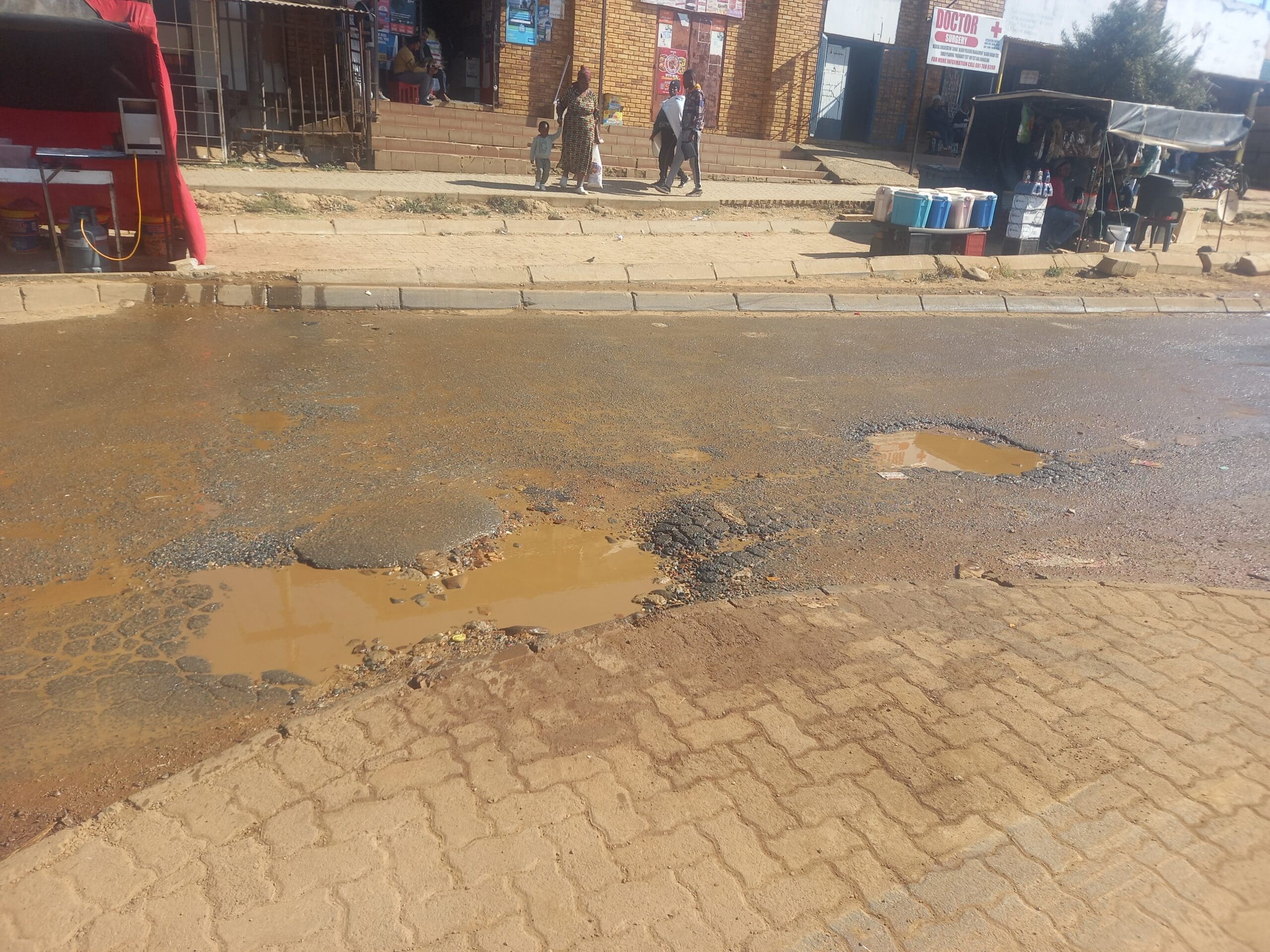 I-ROADs and Transport ayikhonanga ukuvala yonke imigodi emgwaqeni eLink Road ngenxa yamanzi agelezayo