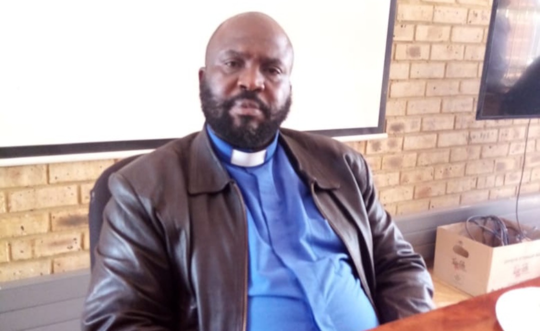 Ho kgalenywa batho ka thuto tse kgelosang  (1Timothea 4 v1)