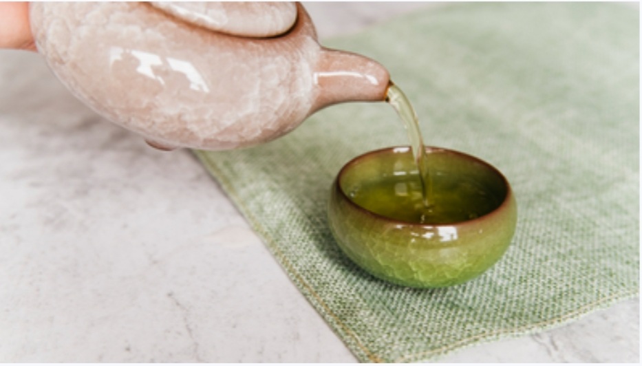 Uxoshiwe umfundisi othele umchamo etiyeni lomyeni